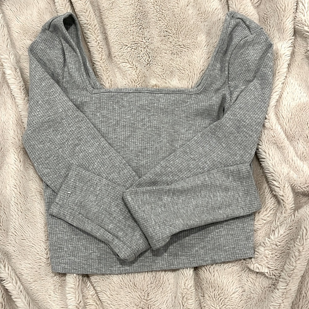gray long sleeve cropped top